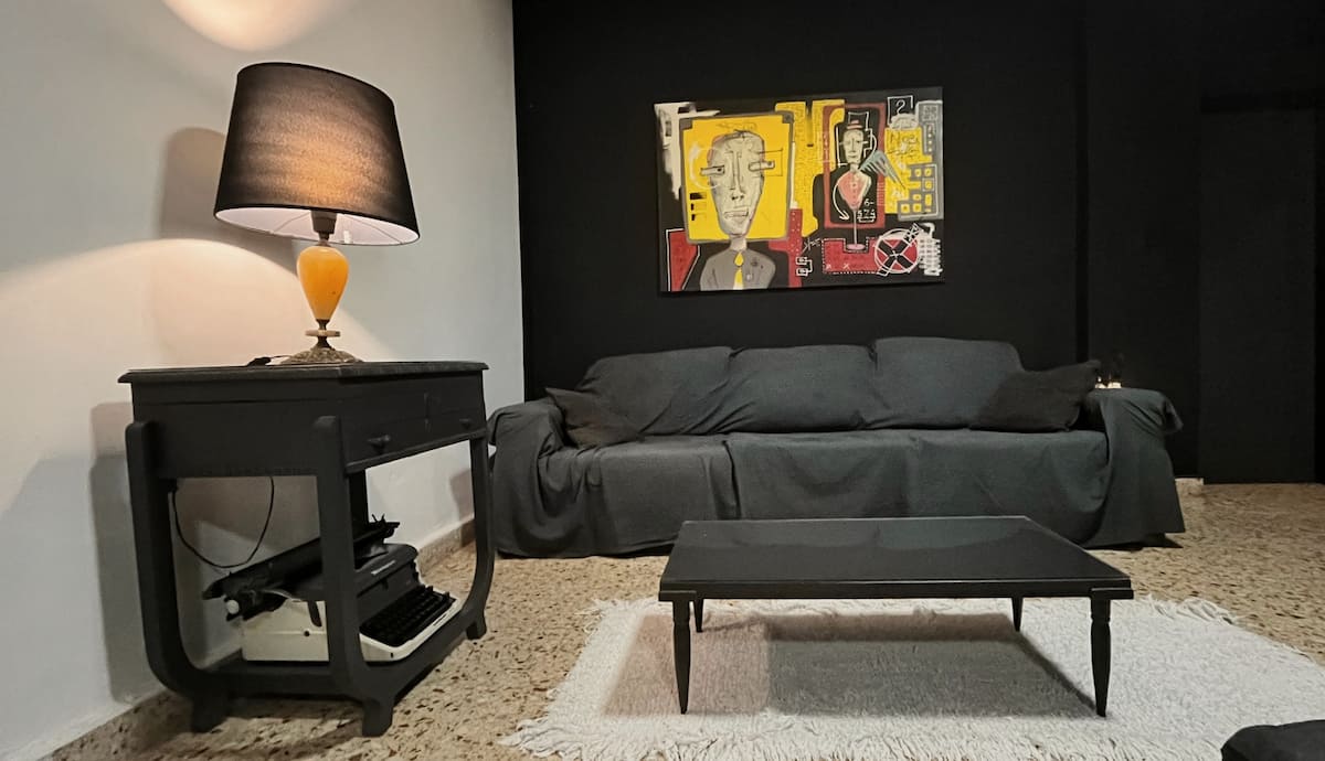 Living con arte y lámpara