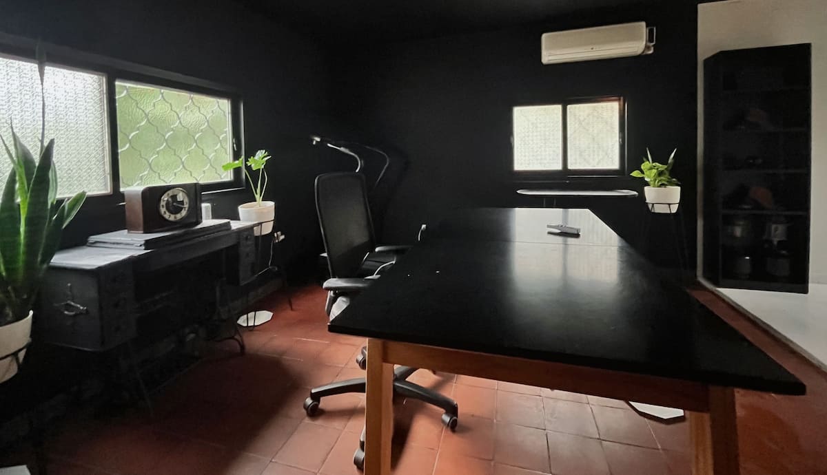 Oficina con escritorio de madera