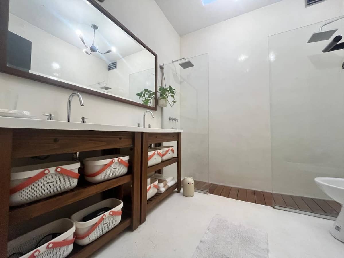 Baño con vanitory de madera